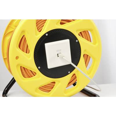 Tambour de câble jaune avec un câble orange sortant du raccordement central. Il est posé sur un support noir.