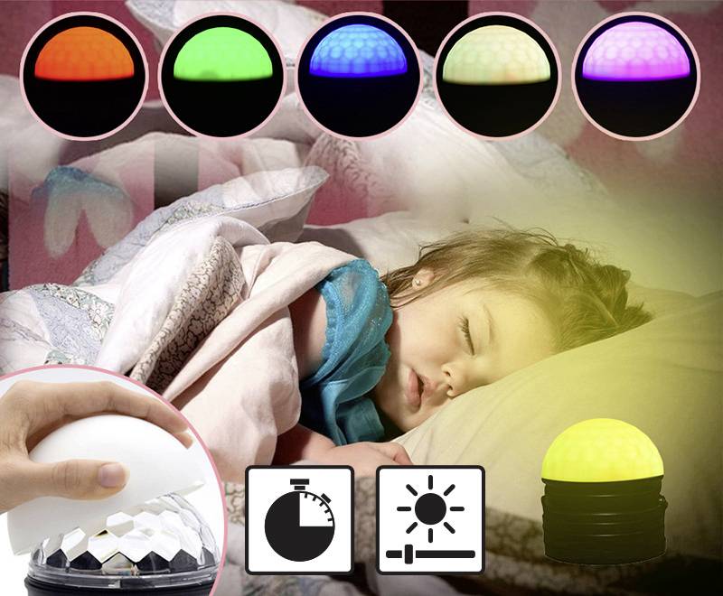 Un enfant dort paisiblement dans une lumière douce, entouré de veilleuses de différentes couleurs. Des symboles indiquent le minuteur et le réglage de la luminosité.