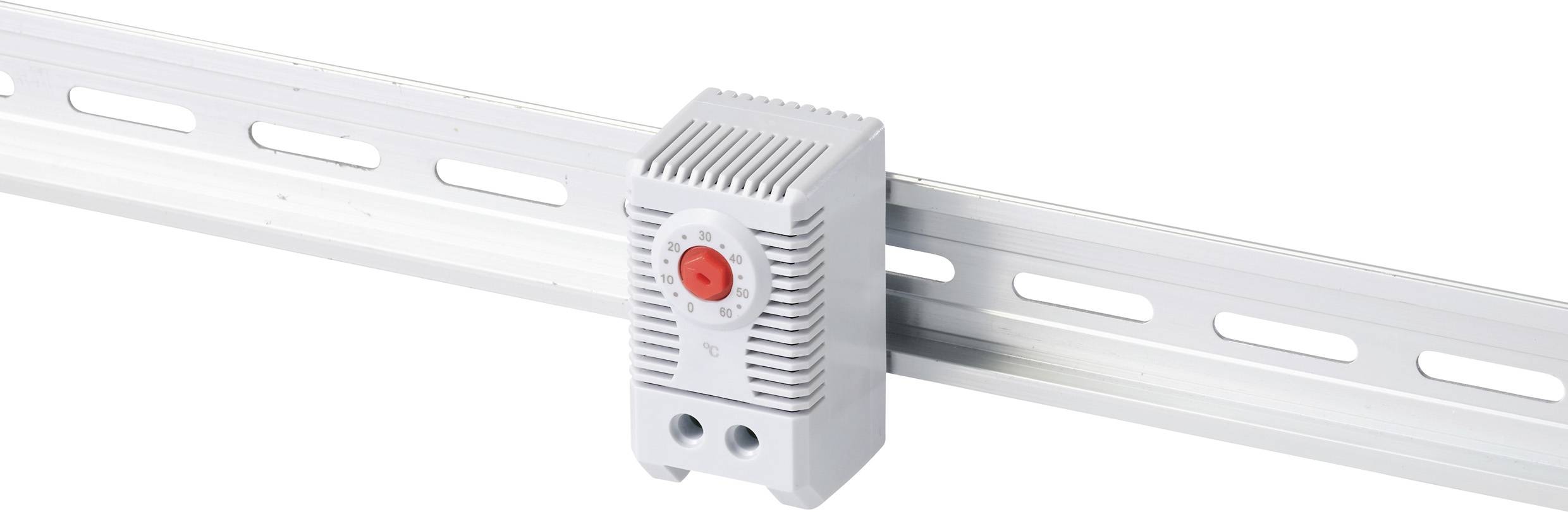 Un petit connecteur électrique gris est monté sur un rail métallique. Le devant présente un bouton rouge.