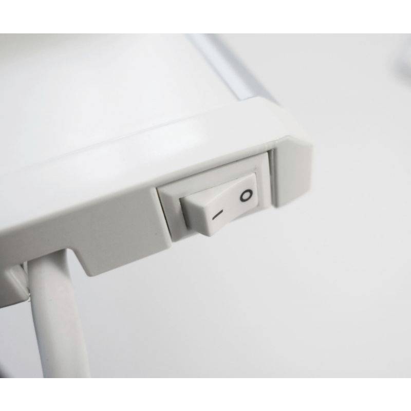 Un interrupteur blanc en gros plan est visible sur un appareil électronique, avec les positions « I » pour marche et « O » pour arrêt.