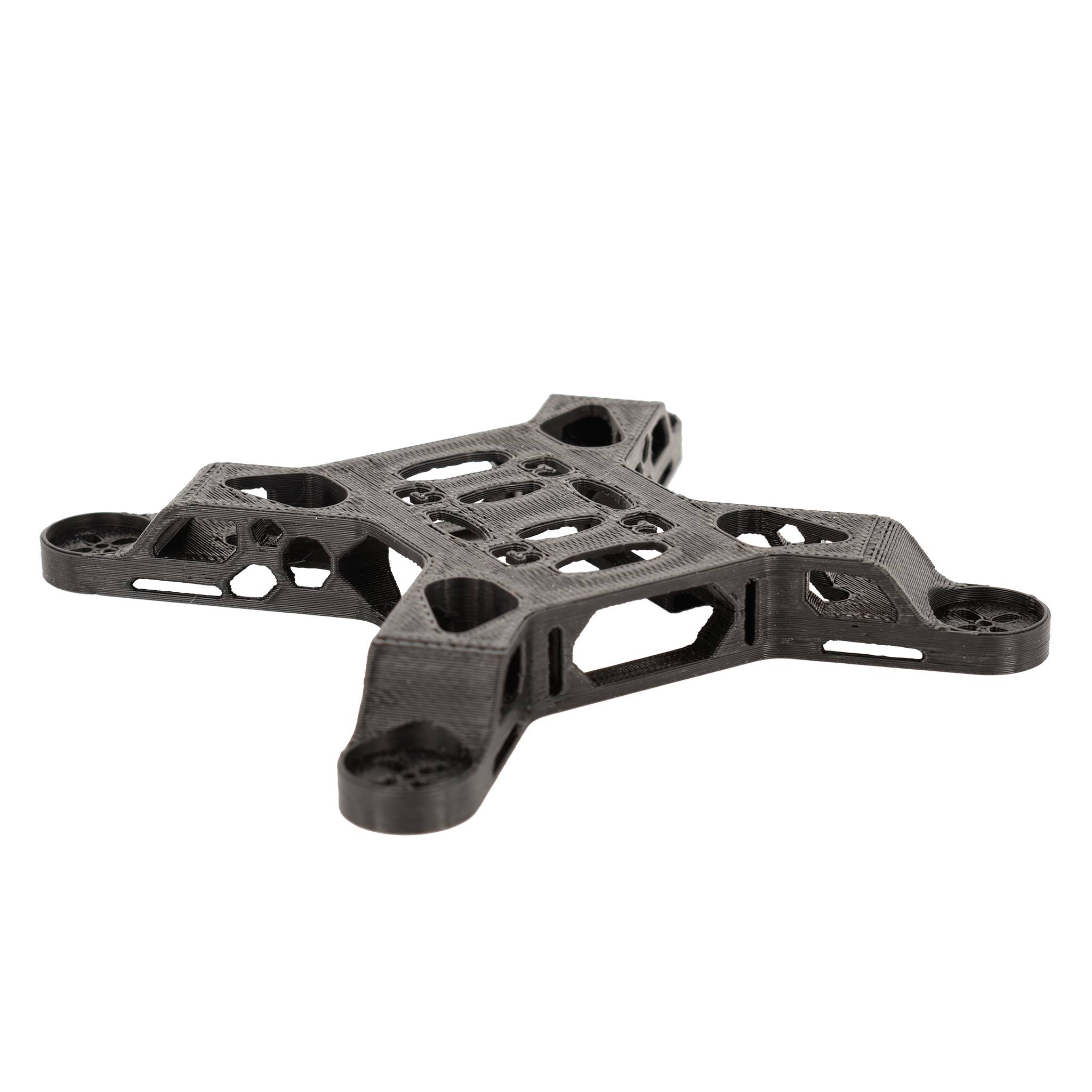 Pièce noire, carrée, imprimée en 3D avec quatre bras, probablement un composant pour drone ou modélisme.