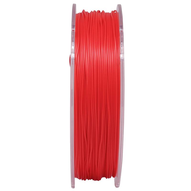 Un rouleau de filament rouge utilisé pour les imprimantes 3D.