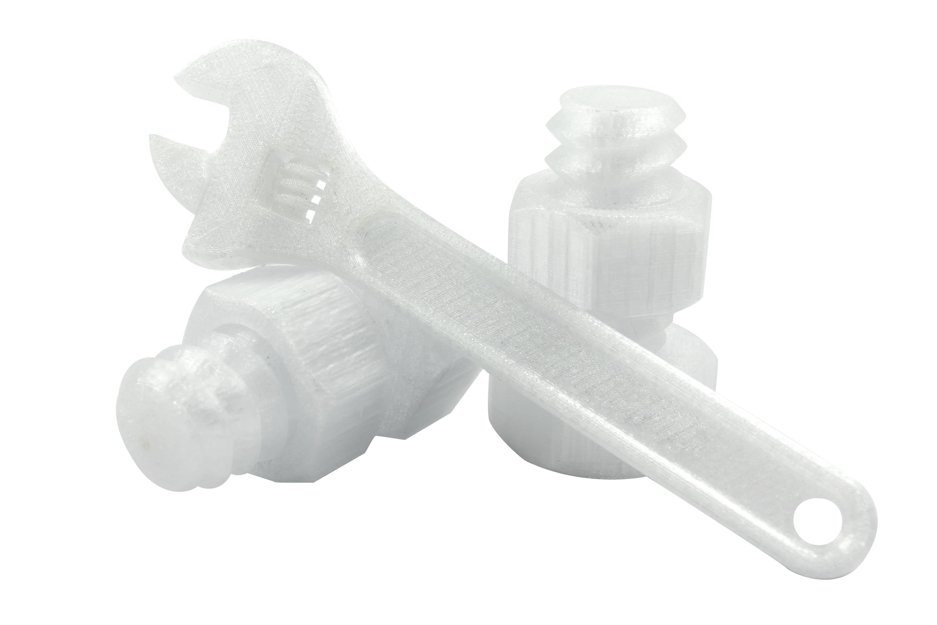 Une clé à molette transparente en plastique repose sur deux grandes vis blanches à têtes striées.