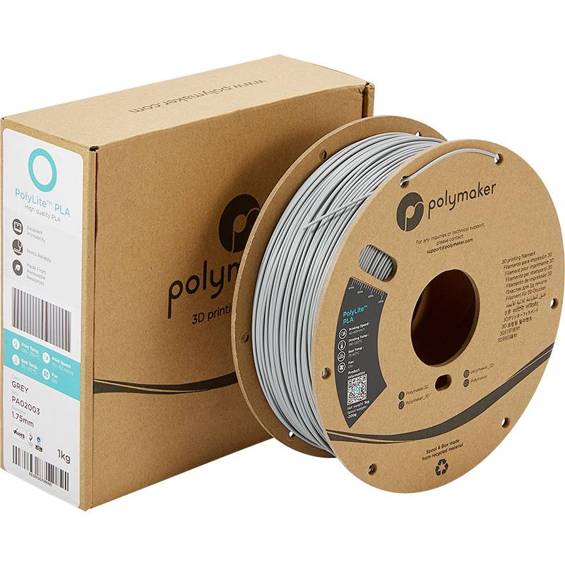 Une bobine de filament PLA gris Polymaker pour impression 3D, de 1 kg, placée devant un carton d'emballage comportant des informations sur le produit et un symbole de recyclage.