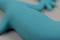 Gros plan d'un jouet en plastique bleu en forme de lézard. Le matériau présente de fines lignes concentriques à sa surface.