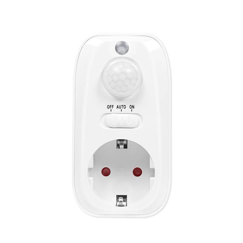Une prise électrique blanche avec détecteur de mouvement et interrupteur offrant les options 'OFF', 'AUTO', 'ON'. Idéal pour la gestion énergétique.