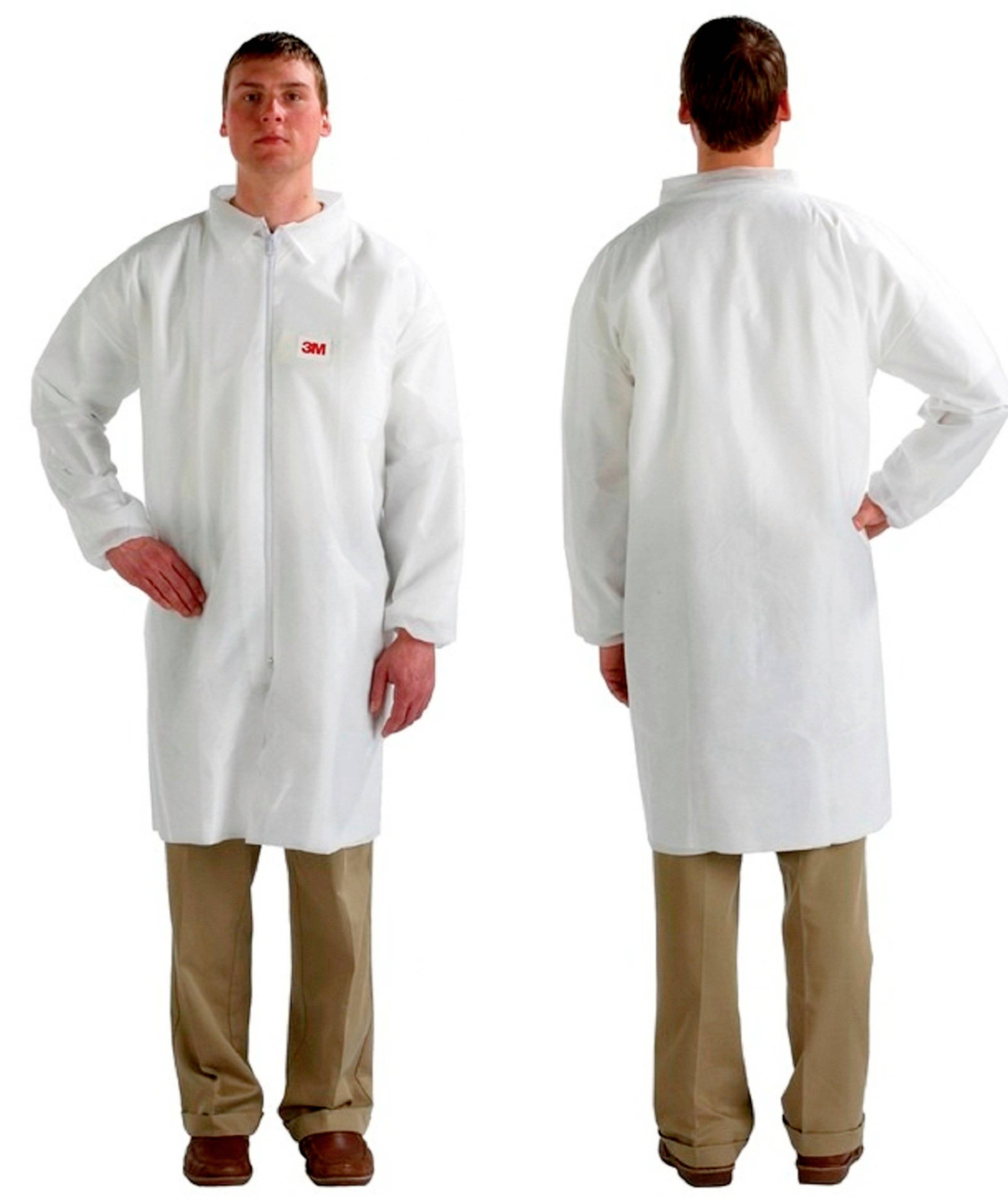 Un homme porte une blouse de laboratoire blanche, vue de face et de dos. La blouse a des manches longues et descend jusqu'aux genoux.