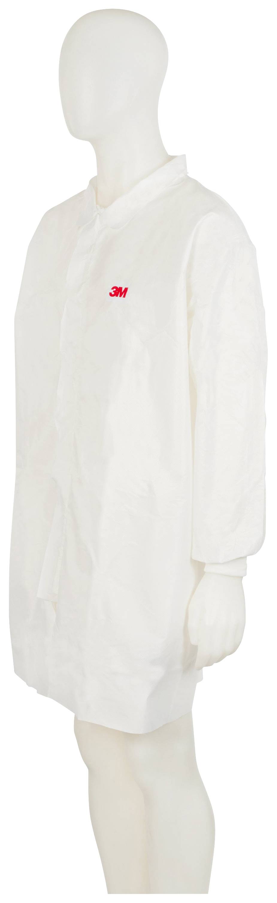 Une mannequin porte une blouse de laboratoire blanche avec un petit logo rouge sur la poitrine.