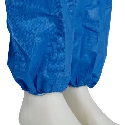 Des sur-chaussures jetables bleus en matériau léger recouvrent les pieds d'une figure. Adaptés aux fins d'hygiène dans les espaces médicaux ou les zones nécessitant une propreté stricte.
