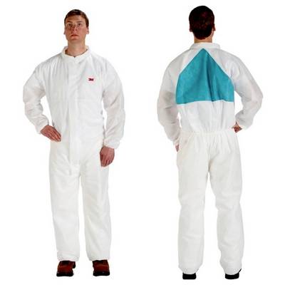Vues de face et de dos d'une personne portant une combinaison de protection jetable blanche avec un panneau dorsal bleu, montrant un équipement de protection corporelle intégrale.