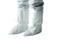 Personne portant des combinaisons de protection blanches avec des sur-chaussures. Les combinaisons sont lisses et conçues pour se protéger contre les risques chimiques ou biologiques.
