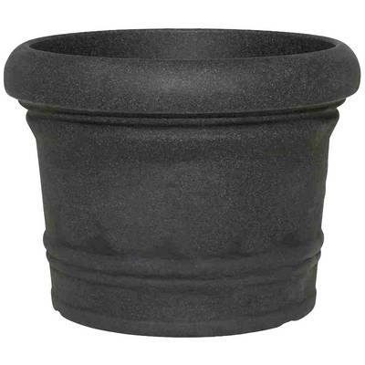 Un pot de fleurs noir, vide, avec un bord large en plastique.