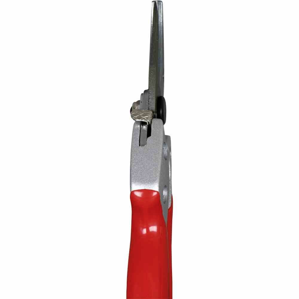 Une cisaille de jardin fermée avec une poignée rouge, vue de face, montre les lames de coupe et le mécanisme de verrouillage.