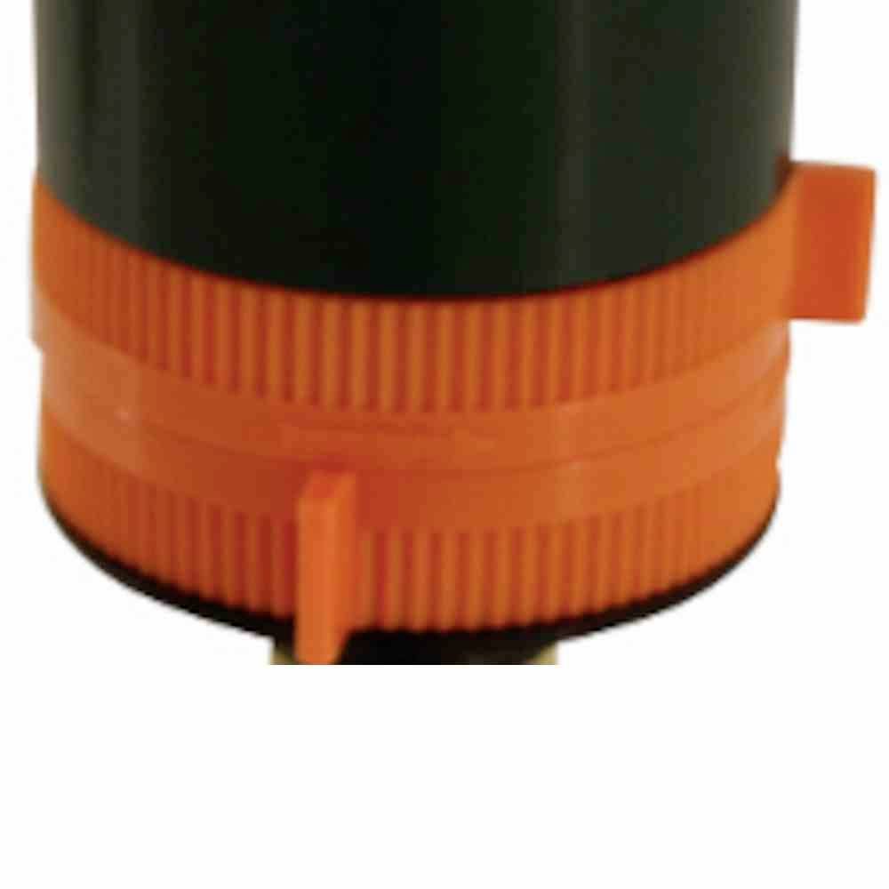Un cylindre en plastique orange et noir avec une poignée striée et des pattes latérales en haut et en bas.