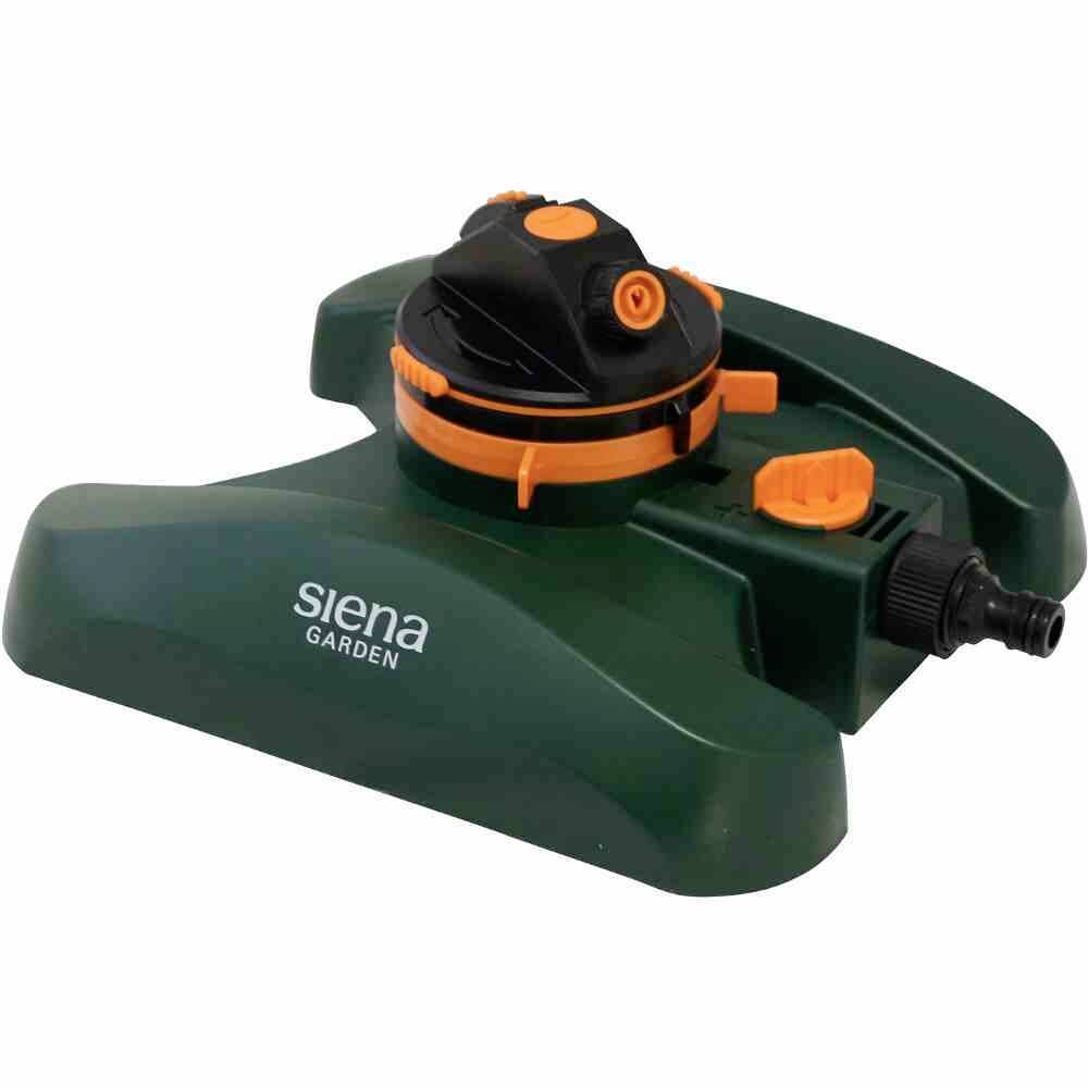 Un arroseur vert de 'Siena Garden' avec des accents orangés. Il dispose d'une buse réglable et d'un tuyau de raccordement.