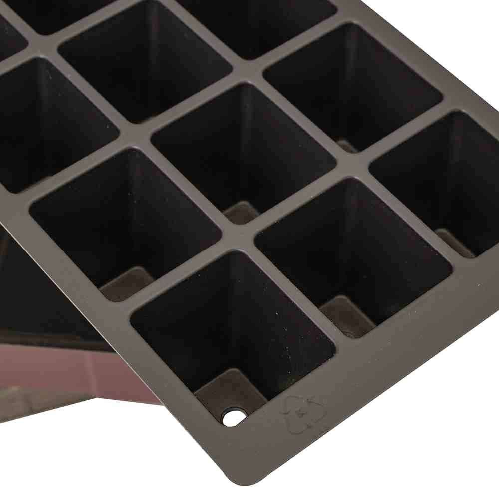 Moule à glaçons en silicone avec compartiments carrés pour la fabrication de grands glaçons.