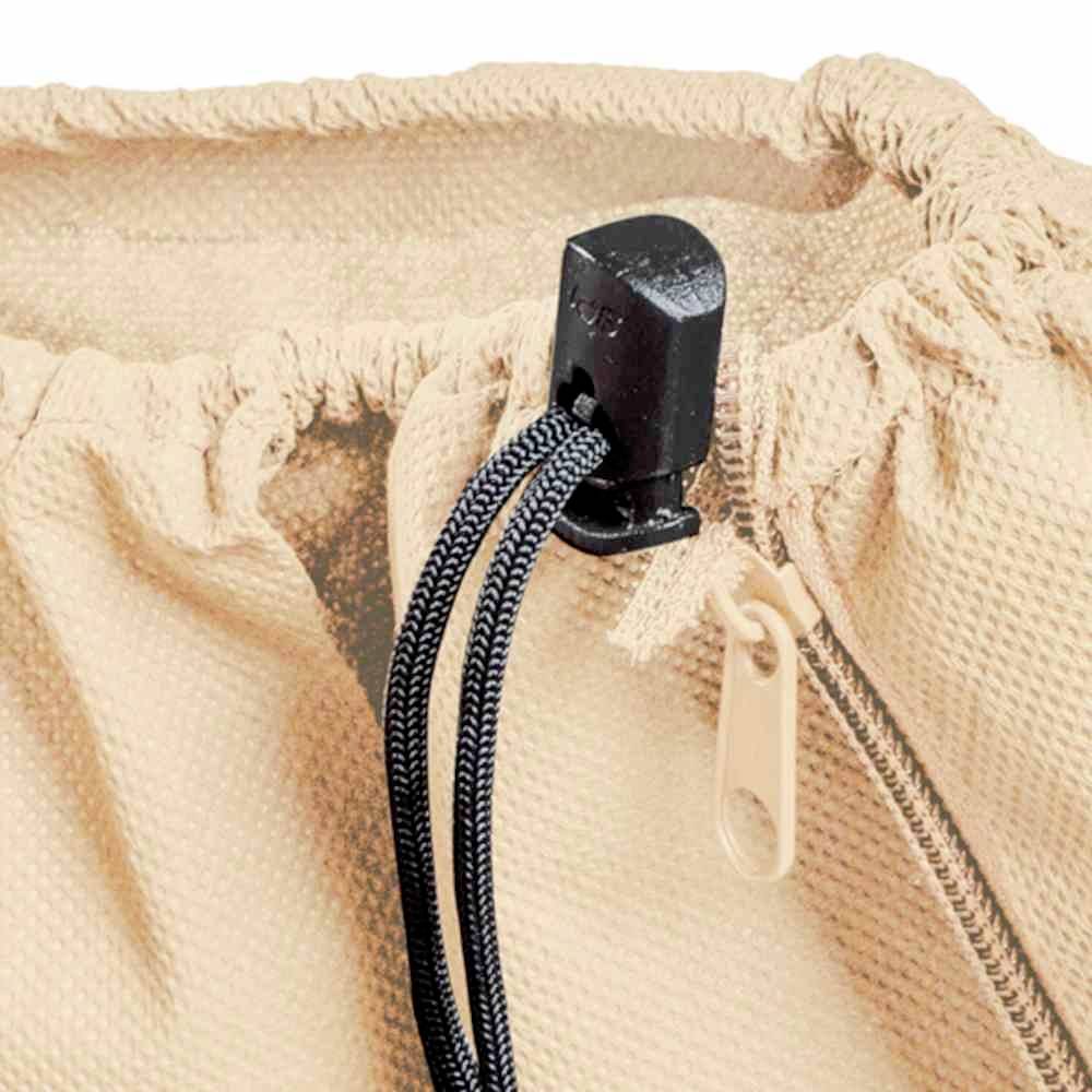Un sac à dos beige avec cordon de serrage et fermeture à glissière dans la partie supérieure. L'accent est mis sur le mécanisme de fermeture.