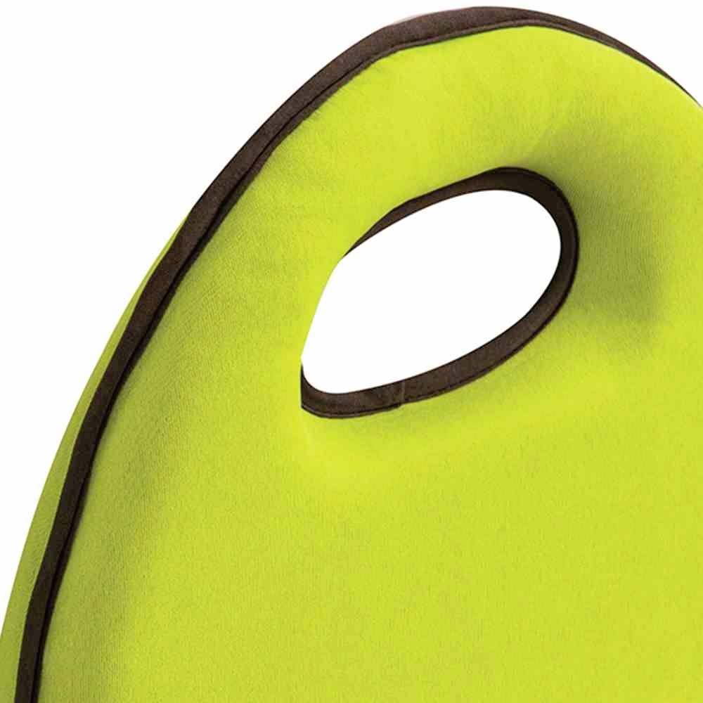 Un coussin d'assise vert néon avec une poignée sur le côté facilitant son transport. Idéal pour une utilisation en extérieur.