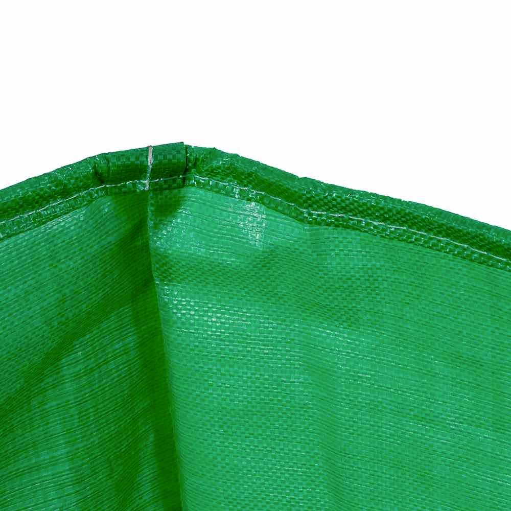 Tissu textile vert, possiblement une bâche en plastique, en gros plan.