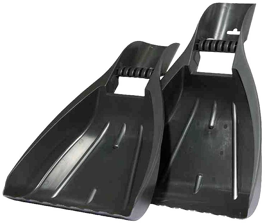 Deux pelles noires en plastique avec des poignées rainurées, placées côte à côte.
