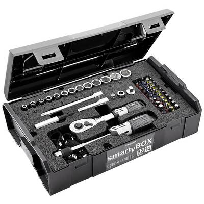 'Boîte à outils contenant différentes clés à douille, clés à cliquet et embouts, soigneusement rangées dans une mallette noire.'