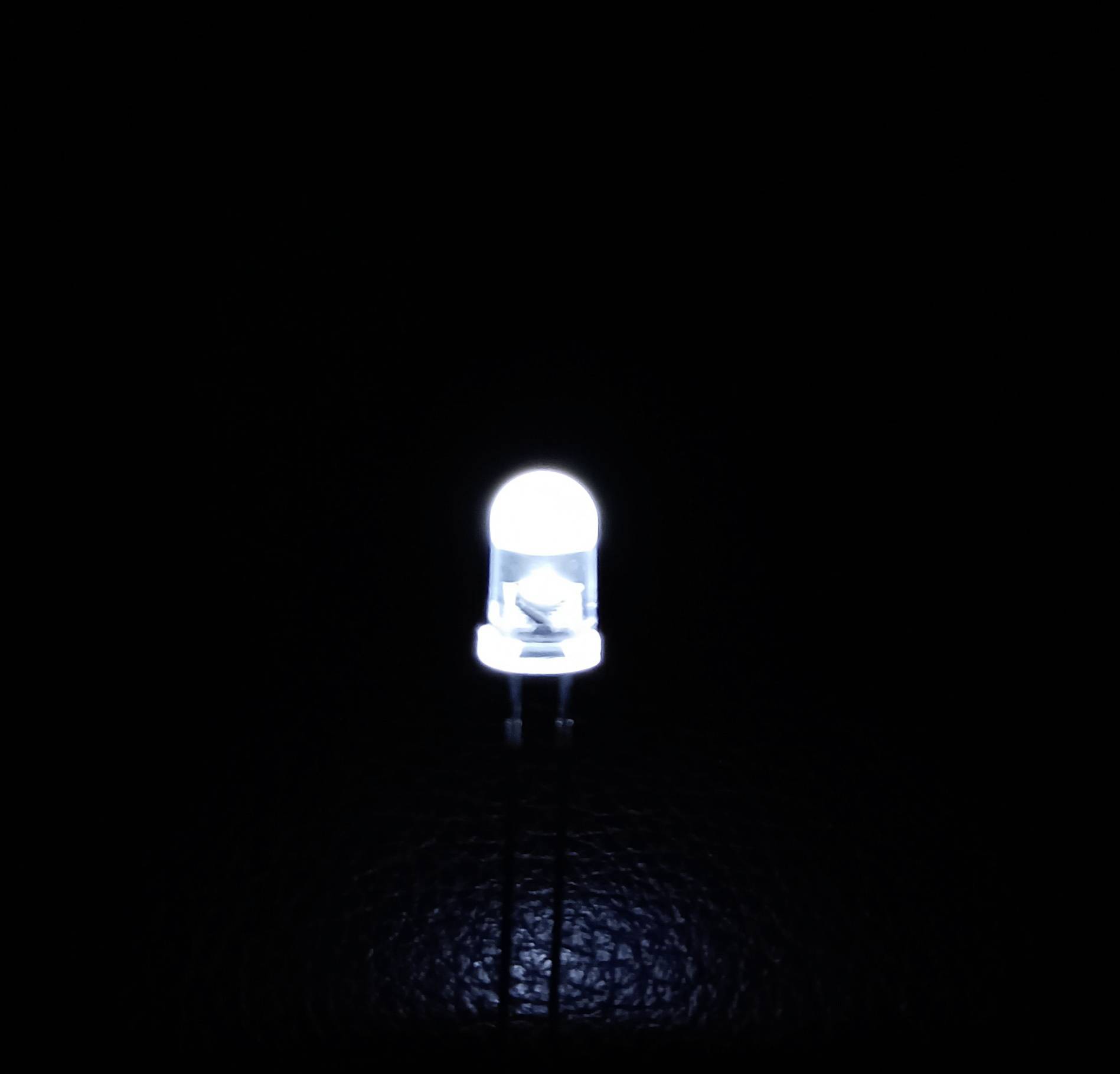 Une lampe LED lumineuse sur un fond sombre.