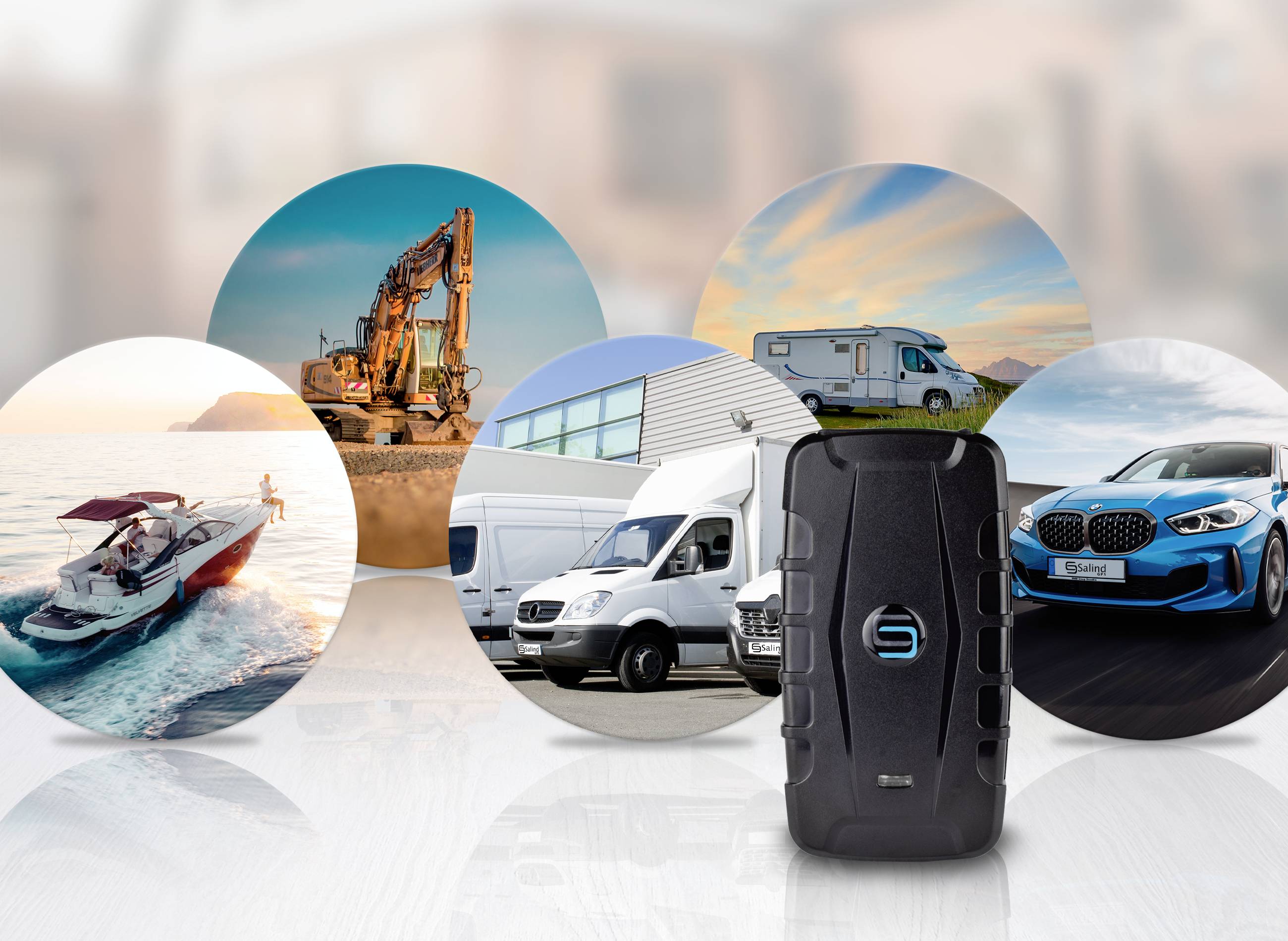 Un appareil GPS devant des cercles illustrant différents véhicules : pelle mécanique, camping-car, fourgonnette, voiture et bateau. Représentation des différents domaines d'utilisation.