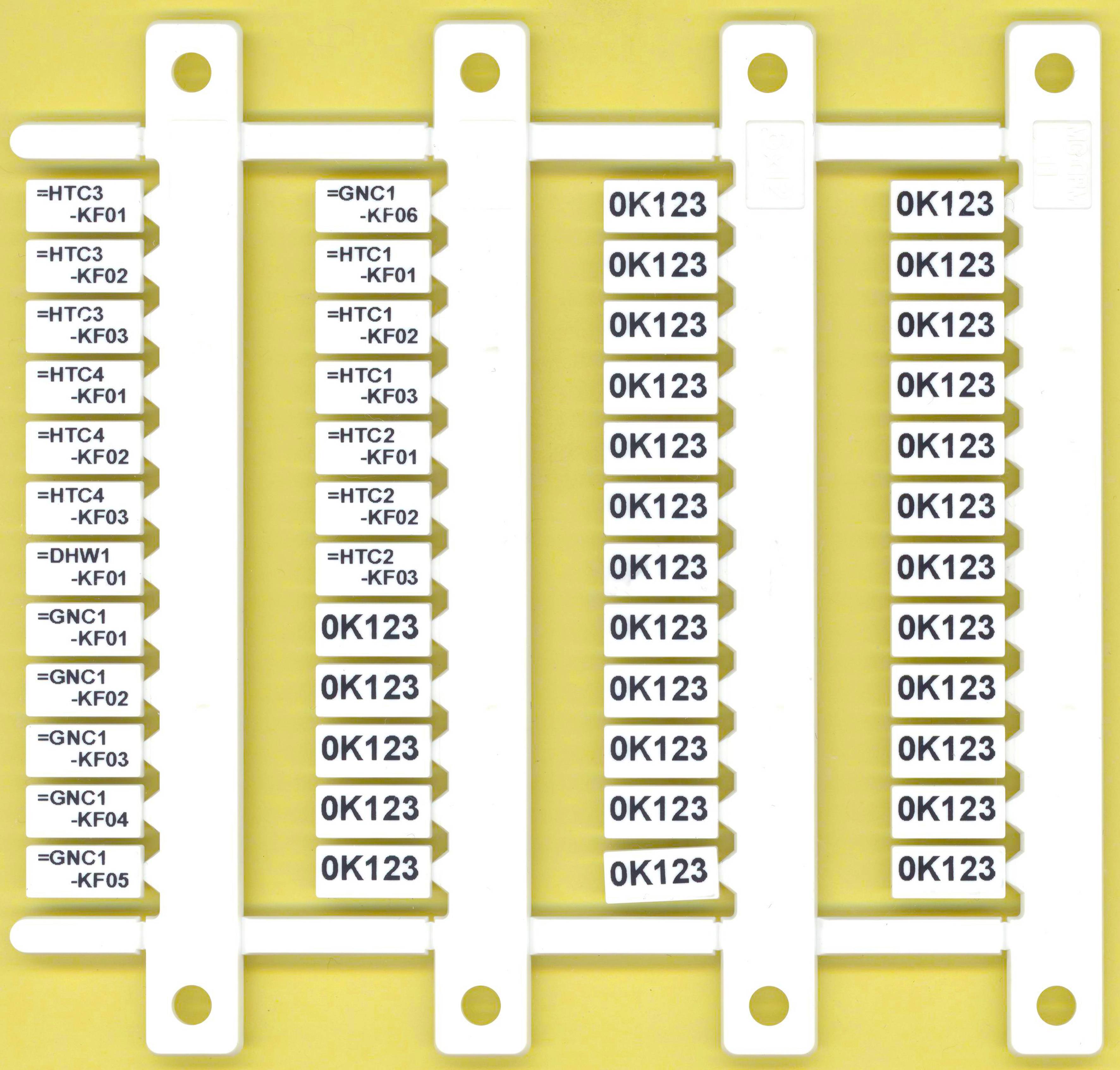 Un support blanc en plastique muni de plusieurs pinces en plastique portant des codes alphanumériques tels que 'HTC1 -KF03' et '0K123'.