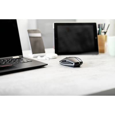 Ordinateur portable, souris, tablette et smartphone sur un bureau. Les appareils sont éteints. Environnement de bureau avec des accessoires de bureau en arrière-plan.