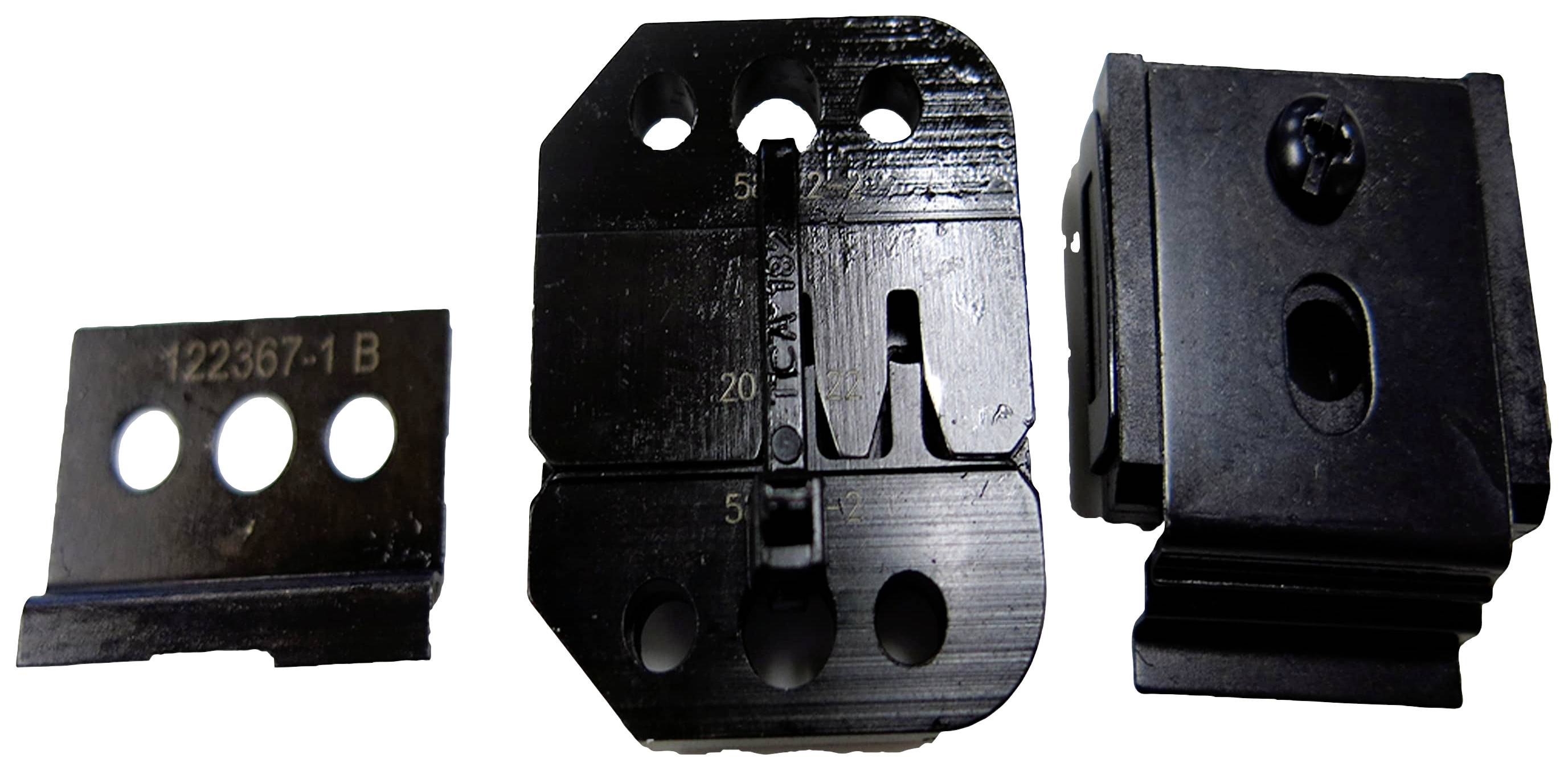 Trois pièces métalliques noires, probablement des pièces mécaniques, sur un fond blanc. Chacune présente des trous et des encoches, montrant des signes d'usure.