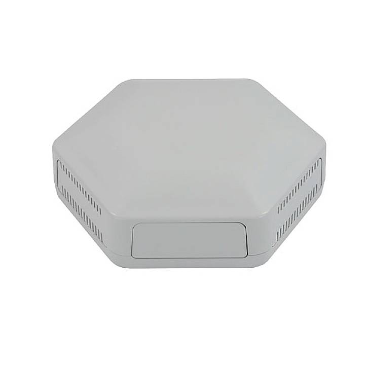 Un appareil technique hexagonal gris avec des fentes d'aération sur les côtés, probablement un routeur ou un point d'accès.