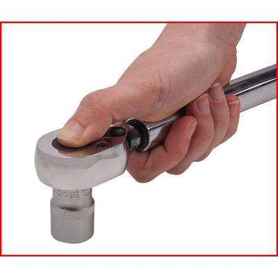 Une main actionne une clé à cliquet avec un douille pour serrer ou desserrer un outil.