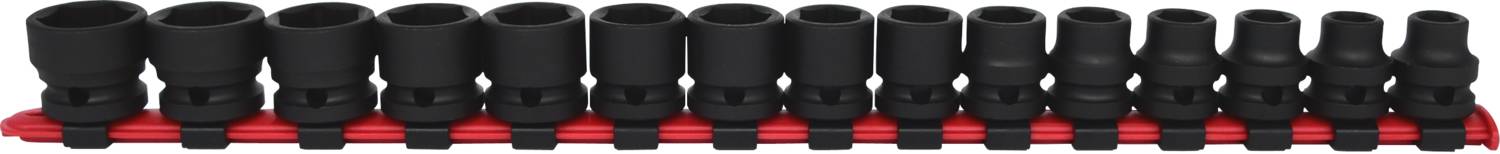 Une série de seize noix de clou de girofle noires de différentes tailles, disposées sur un support rouge.