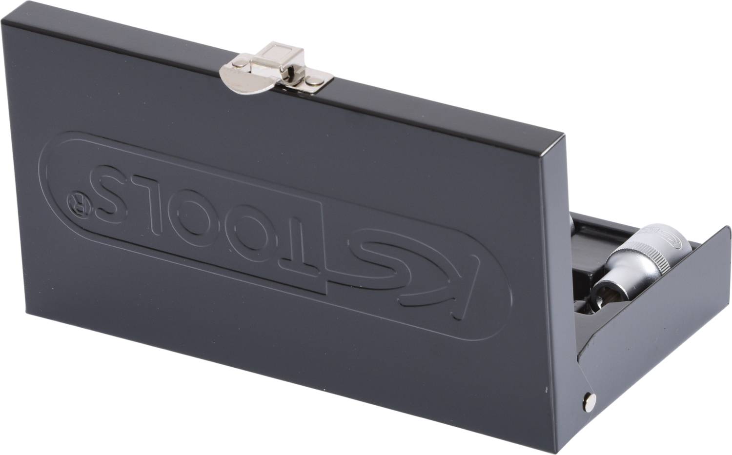 Boîte à outils en métal noir avec logo, partiellement ouverte, révélant un embout fileté argenté. Boîte de rangement pour outils.