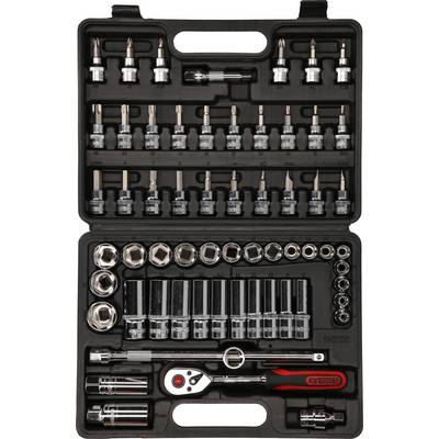 Une mallette à outils noire contenant divers clés à douille, embouts et cliquet. Les outils sont soigneusement rangés sur deux niveaux.