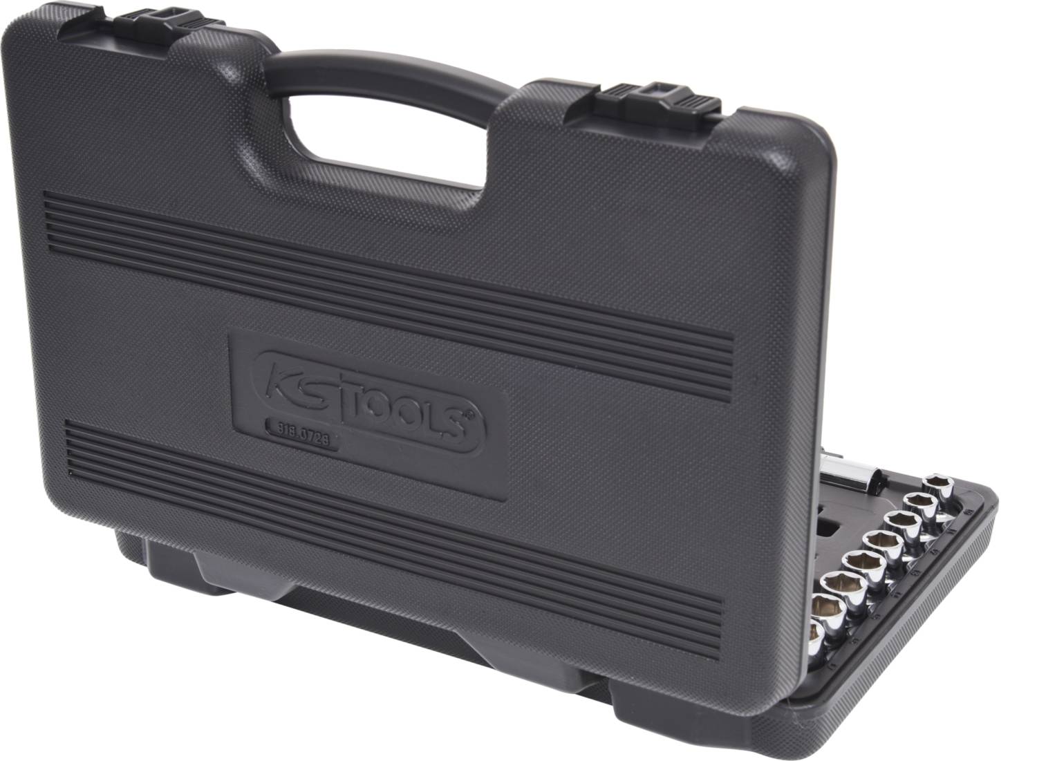 Un coffret à outils en plastique noir avec une poignée de transport, partiellement ouvert, montre une série de différentes douilles.