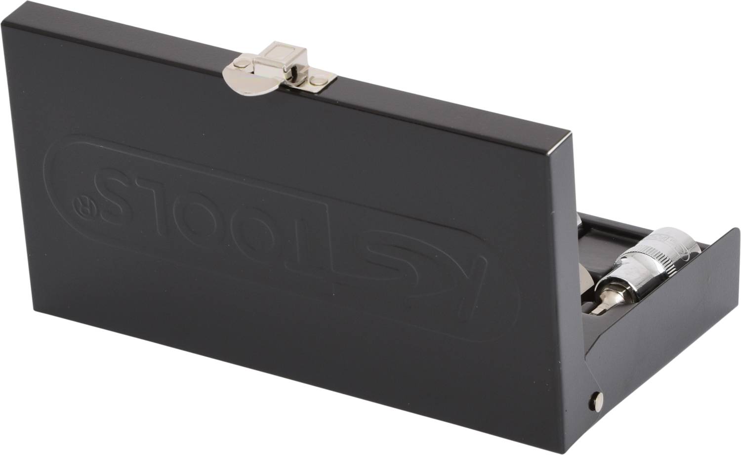 Boîte à outils noire avec fermeture métallique, partiellement ouverte, montrant un accessoire métallique à l'intérieur.
