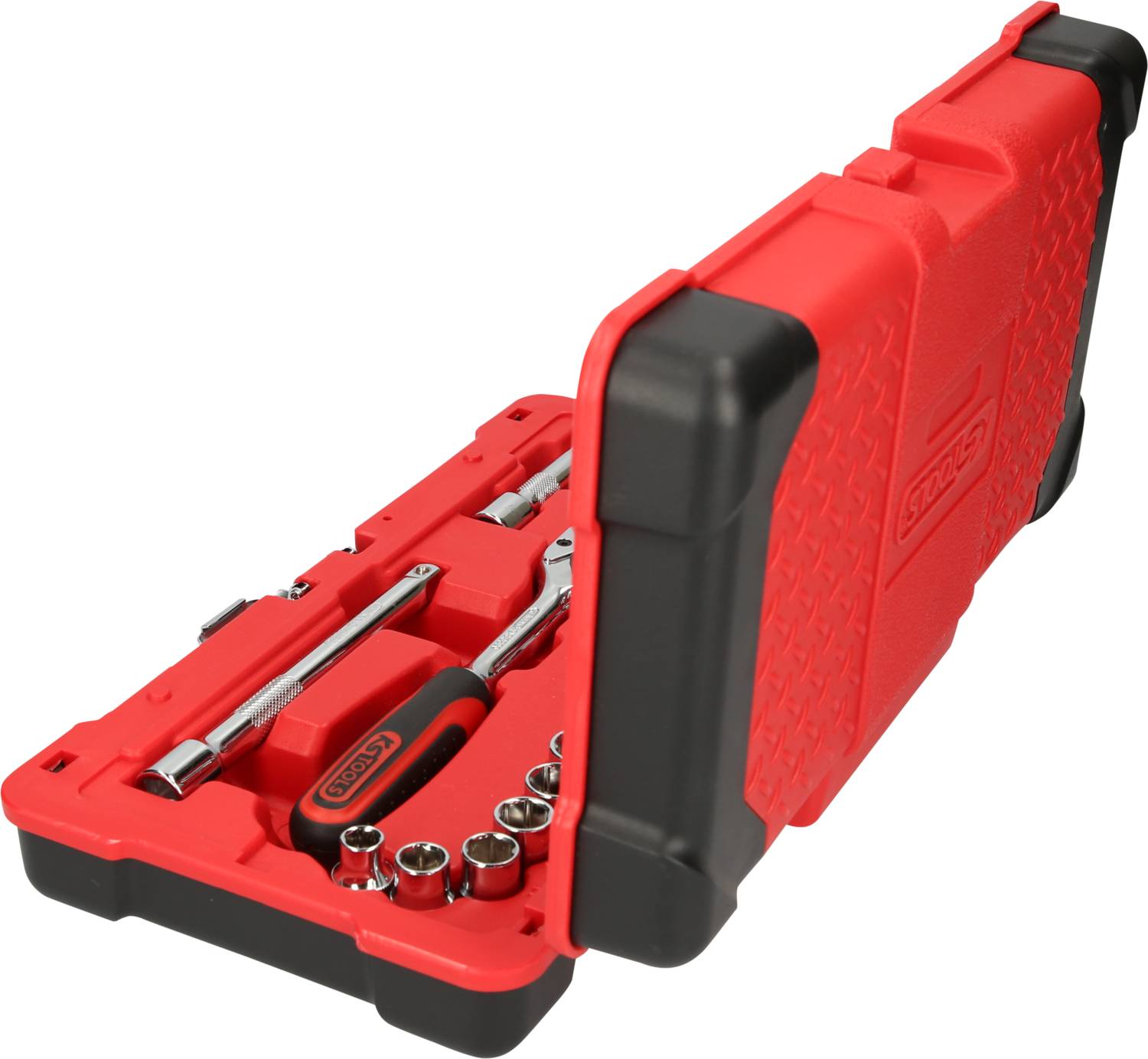 Boîte à outils rouge avec cliquet, douilles et rallonge. Le couvercle ouvert révèle des outils soigneusement rangés.