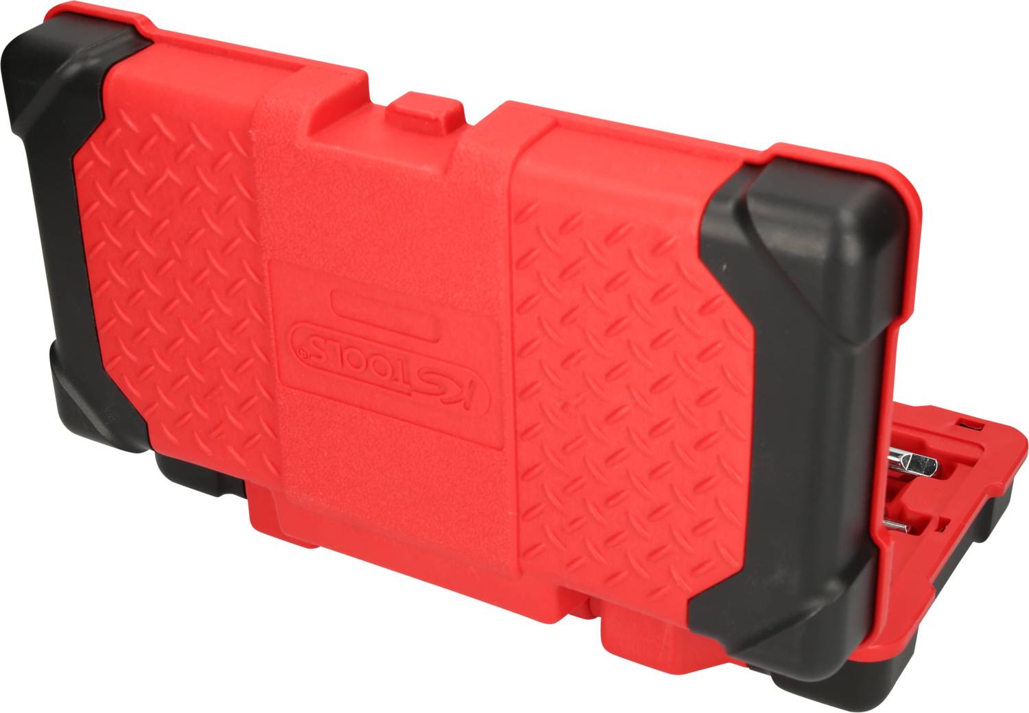 Valise à outils rouge avec protection noire aux coins, boîtier en plastique, avec structure de sangles et compartiments intérieurs visibles.