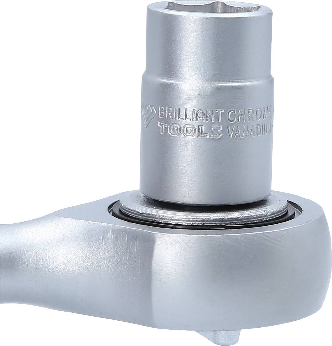 Une clé à cliquet en argent avec adaptateur pour douille, gravée 'BRILLIANT CHROME TOOLS VANADIUM', présentant des détails d'outil.