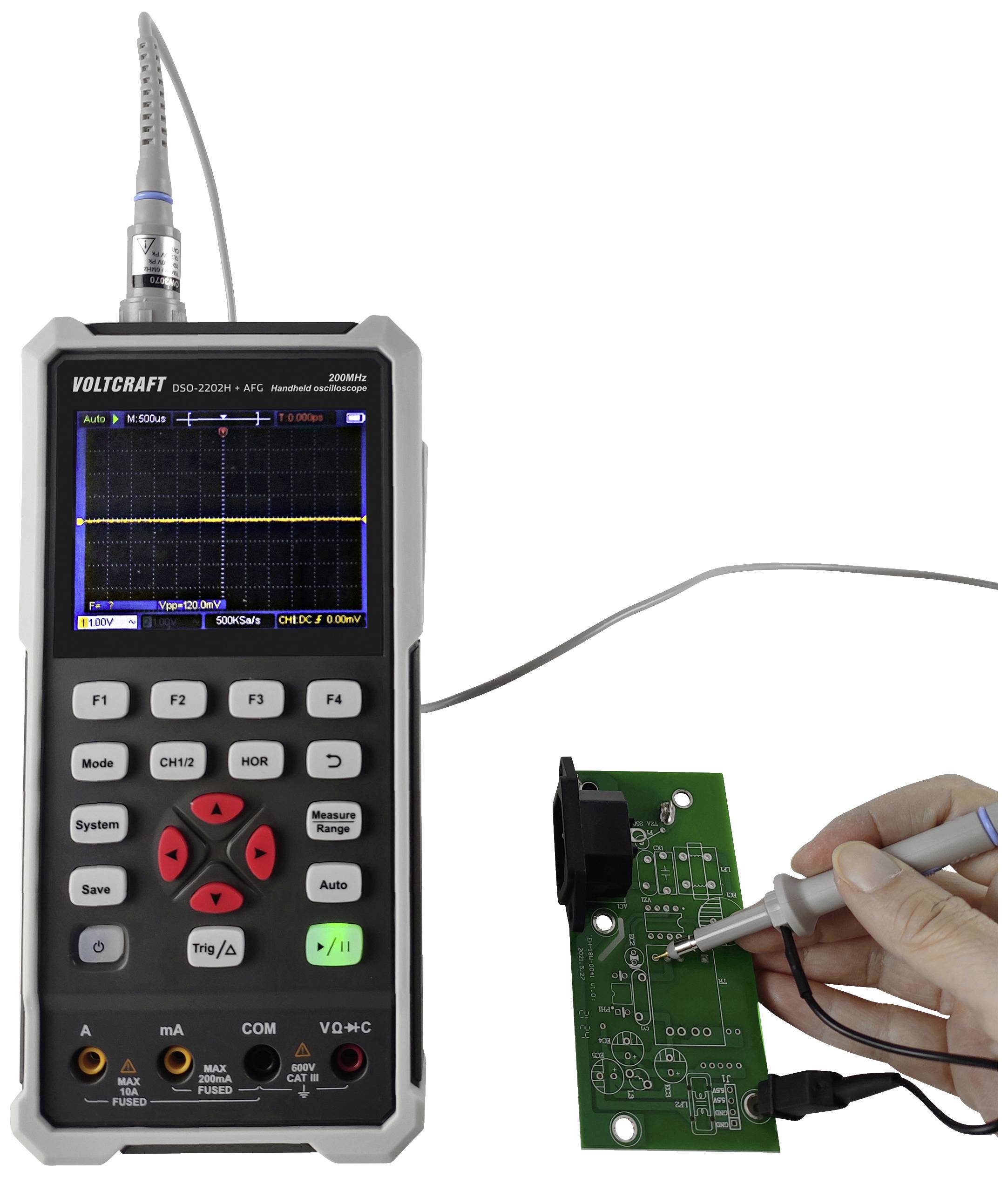 Un oscilloscope portable mesure les valeurs de tension sur une carte électronique verte. L'écran affiche un diagramme oscilloscopique.