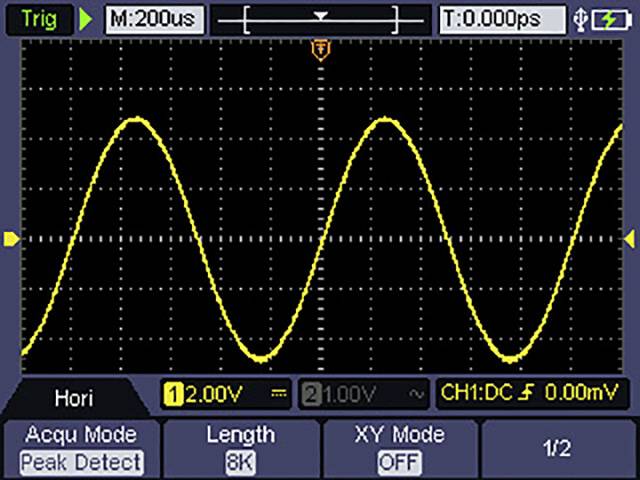 L'écran de l'oscilloscope affiche une onde sinusoïdale.
