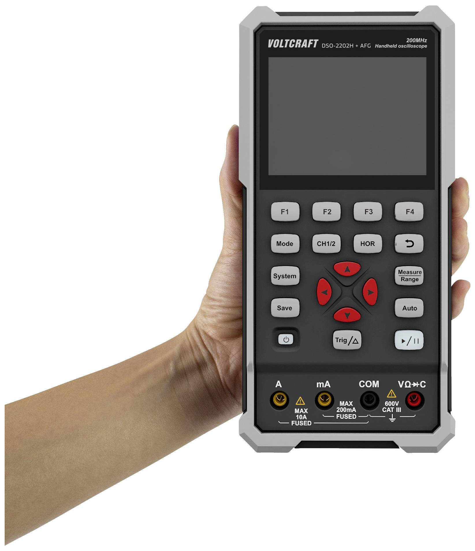 Une main tient un appareil de mesure portable avec un écran et un clavier, utilisé pour mesurer les courants électriques.