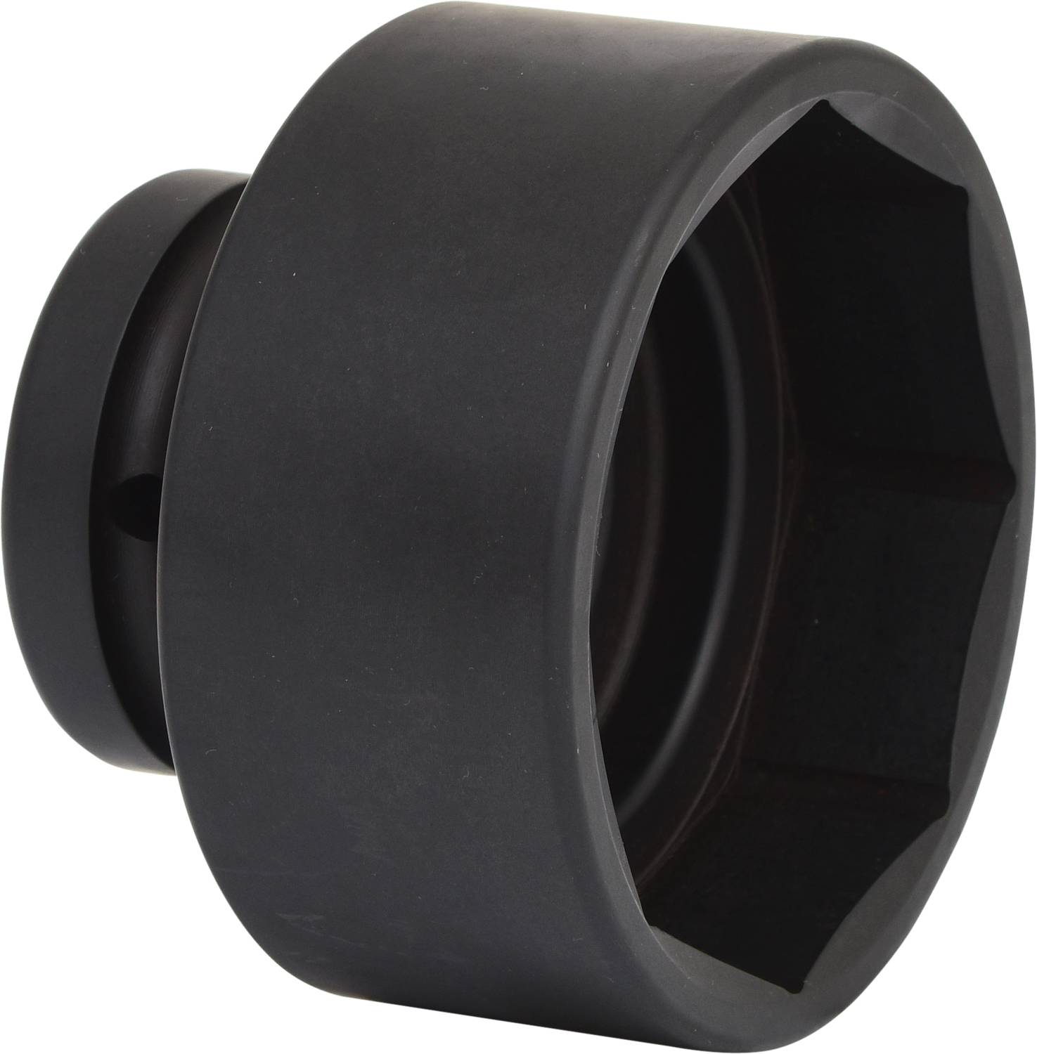 Adaptateur métallique noir cylindrique avec une large ouverture hexagonale, probablement utilisé pour des réparations de véhicules.