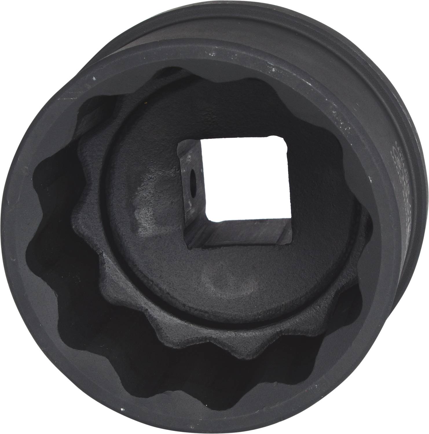 Une grande noix carrée noire avec une ouverture carrée et un bord dentelé, adaptée aux grosses écrous ou boulons.