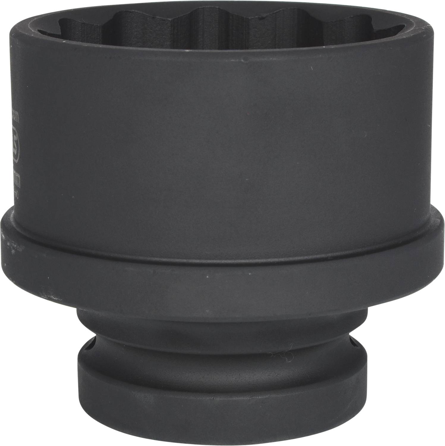 Une douille à chocs noire de forme ronde. Elle a une structure cylindrique avec un bord intérieur dentelé et est utilisée pour des travaux mécaniques.