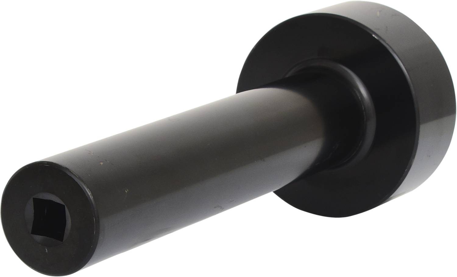 Un adaptateur noir cylindrique avec une ouverture carrée à une extrémité. Utilisé pour connecter des outils ou des machines.