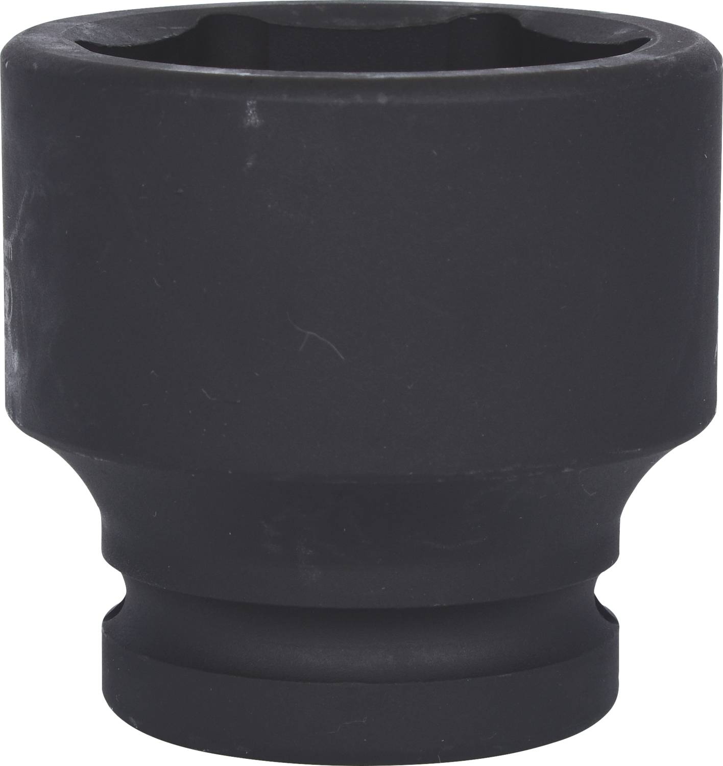 Écrou hexagonal en métal noir, de forme cylindrique avec une partie supérieure plus large et une partie inférieure plus étroite. Adapté pour être utilisé avec une clé à douille.