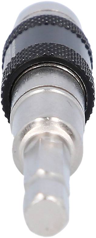 Gros plan sur une prise audio argentée avec un anneau en plastique noir. La prise, au corps métallique, présente une forme cylindrique.