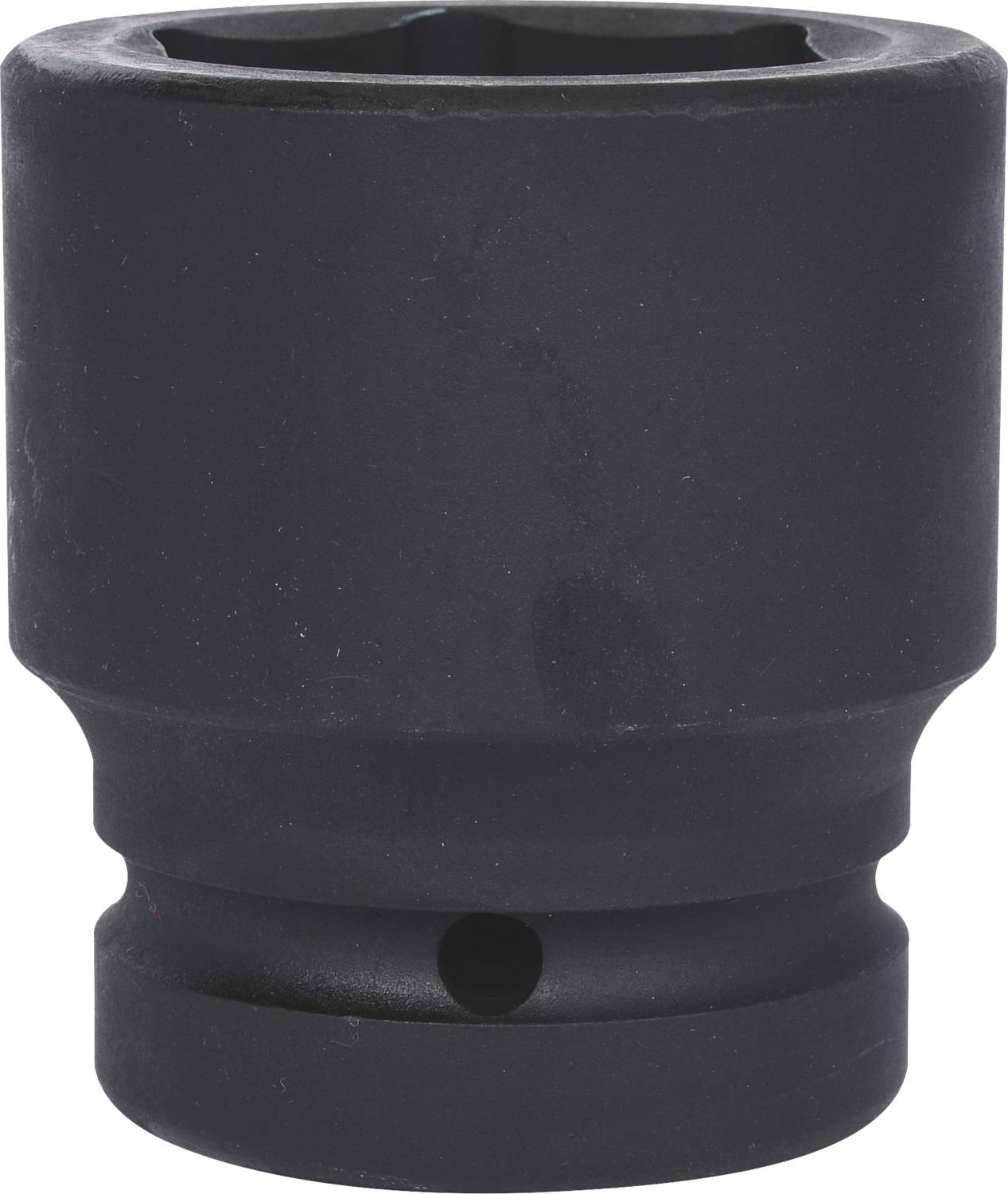 Douille noire cylindrique, utilisée pour serrer ou desserrer des écrous et des boulons au moyen de clés à douille correspondantes.